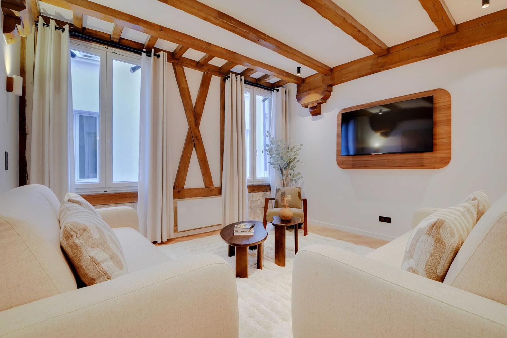 Luxury In The Heart Or Paris-notre Dame