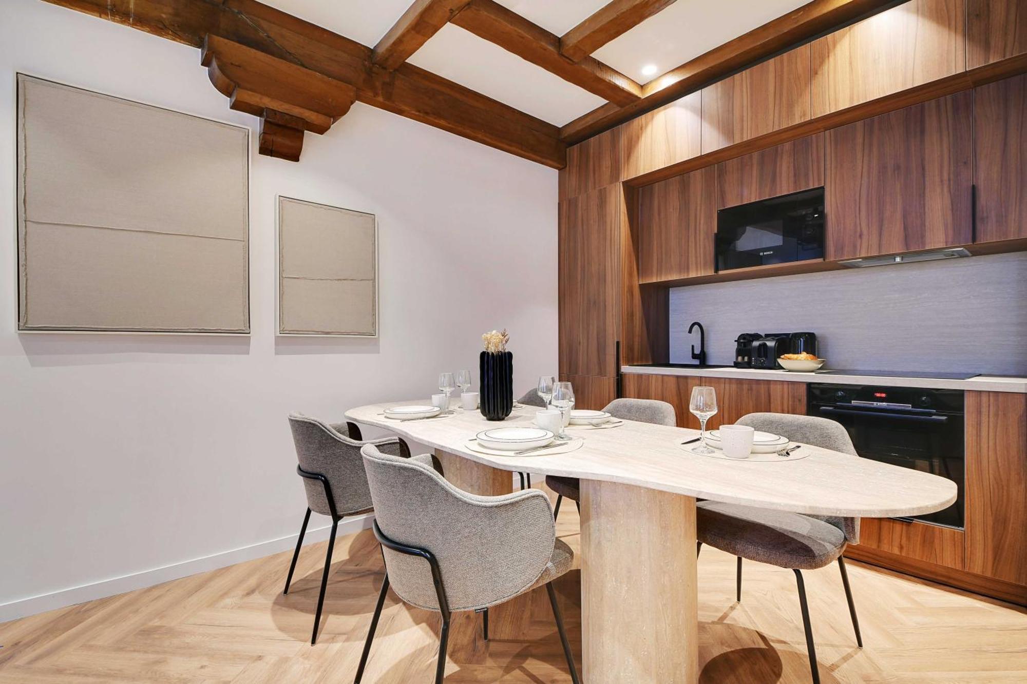 Luxury In The Heart Or Paris-notre Dame Parijs